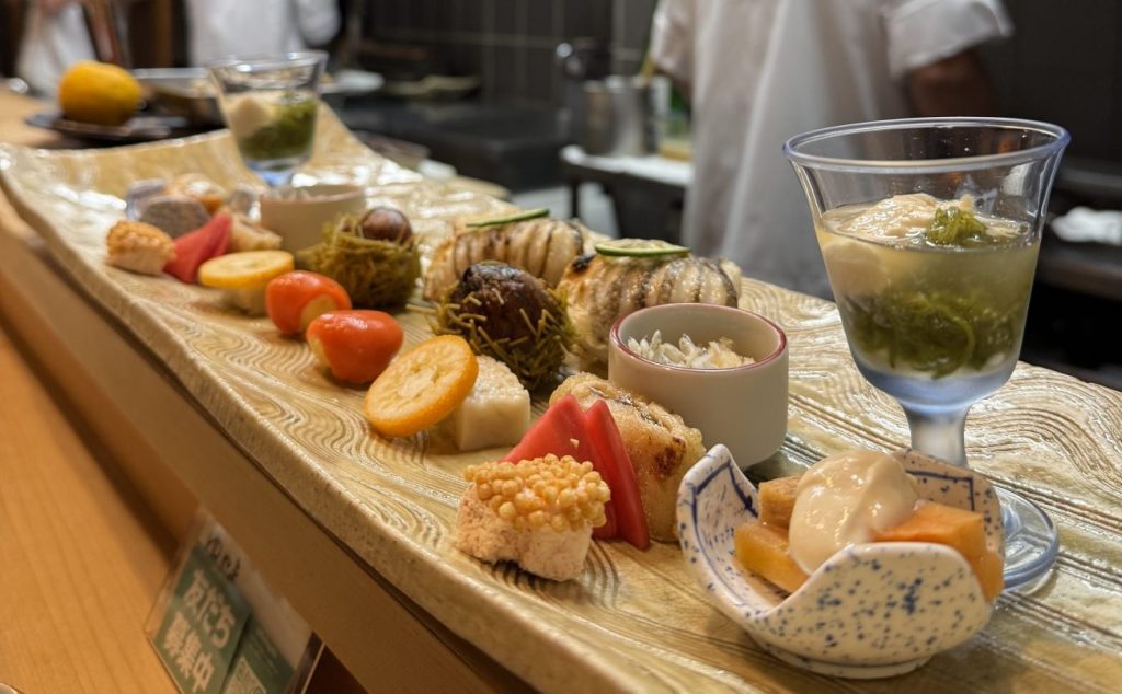 美しい盛り付けの寿司や副菜が並ぶプレート。特製のデザートも含まれ、色とりどりの食材が特徴。