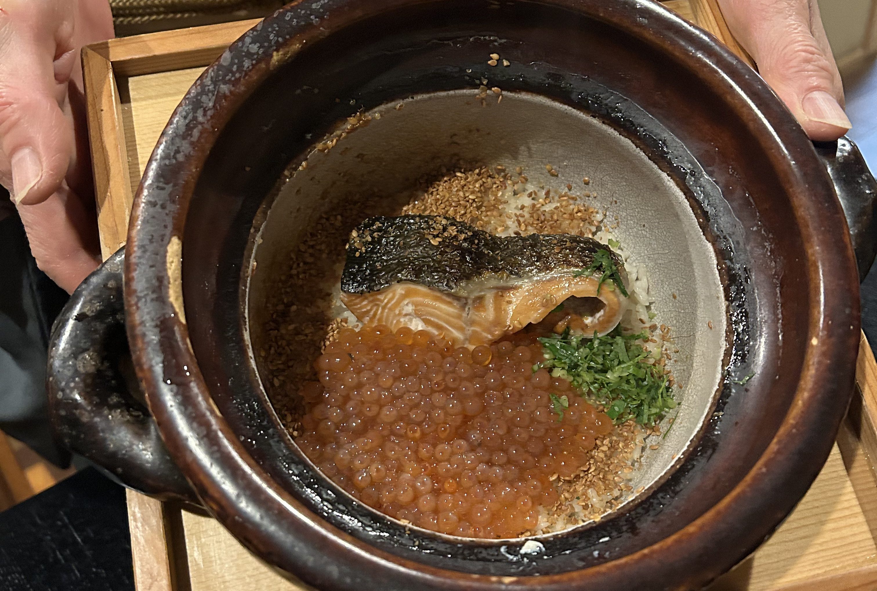 焼き鮭、いくら、刻みネギ、白ごまが入った土鍋